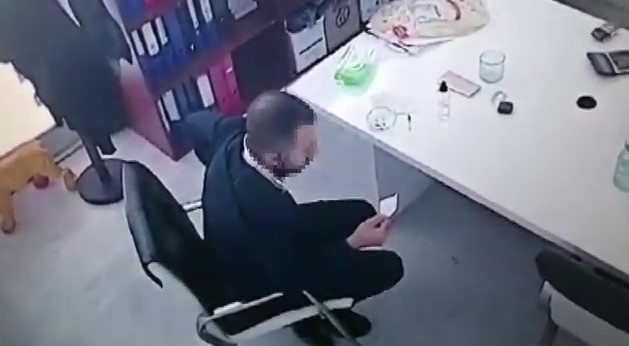 Sahte polis fırında denetim yapmak istedi. Kameralardan yakalandı - Resim : 2