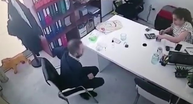 Sahte polis fırında denetim yapmak istedi. Kameralardan yakalandı - Resim : 3