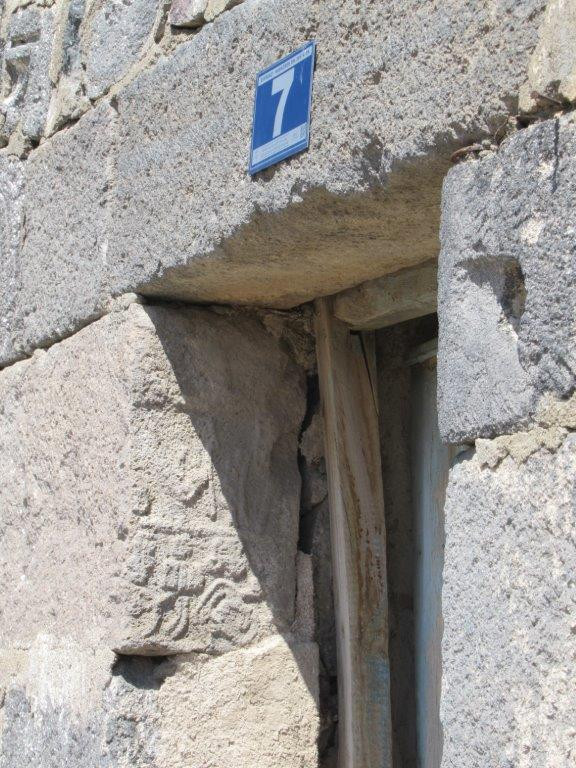 Kapının üstünde fark edildi duvar kepçeyle söküldü. Evin basamağı için Interpol devrede - Resim : 12