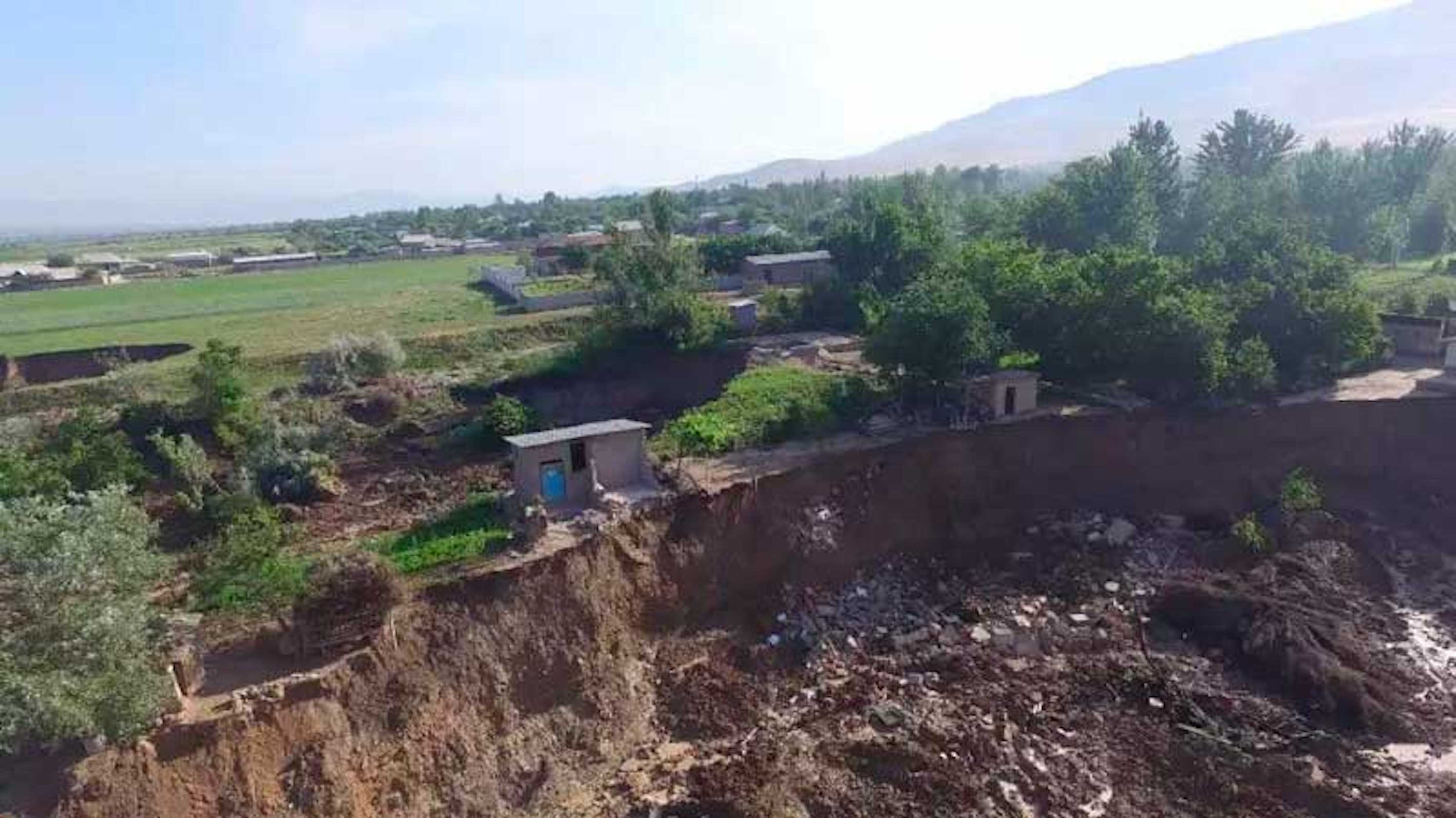 Tacikistan'da sel felaketi 7 can aldı - Resim : 1