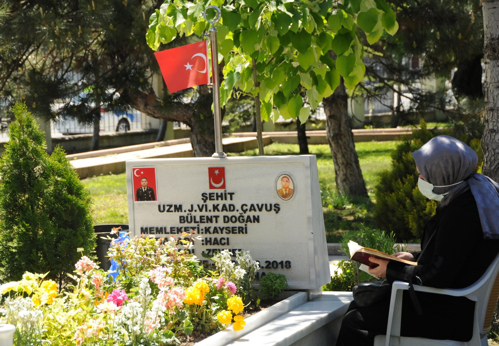 Şehitlikte hüzünlü bayramlaşma (12 Mayıs 2021) - Resim : 1