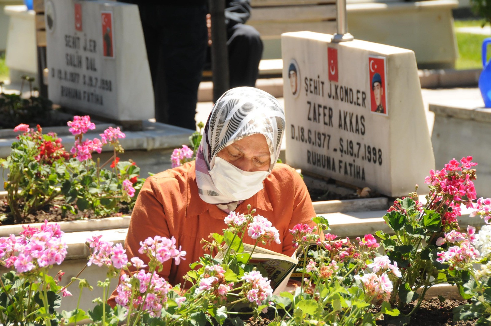 Şehitlikte hüzünlü bayramlaşma (12 Mayıs 2021) - Resim : 2