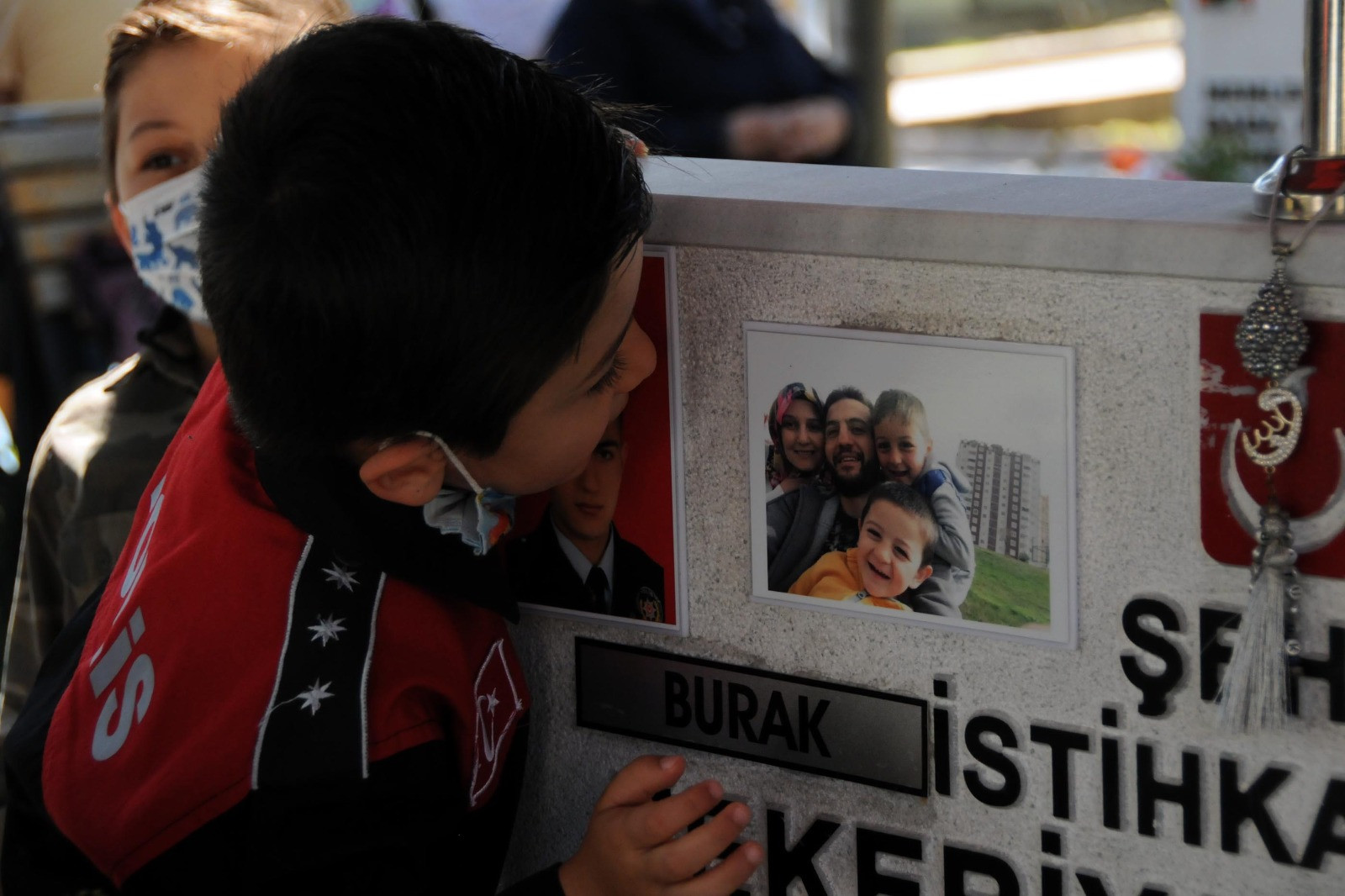 Şehitlikte hüzünlü bayramlaşma (12 Mayıs 2021) - Resim : 5