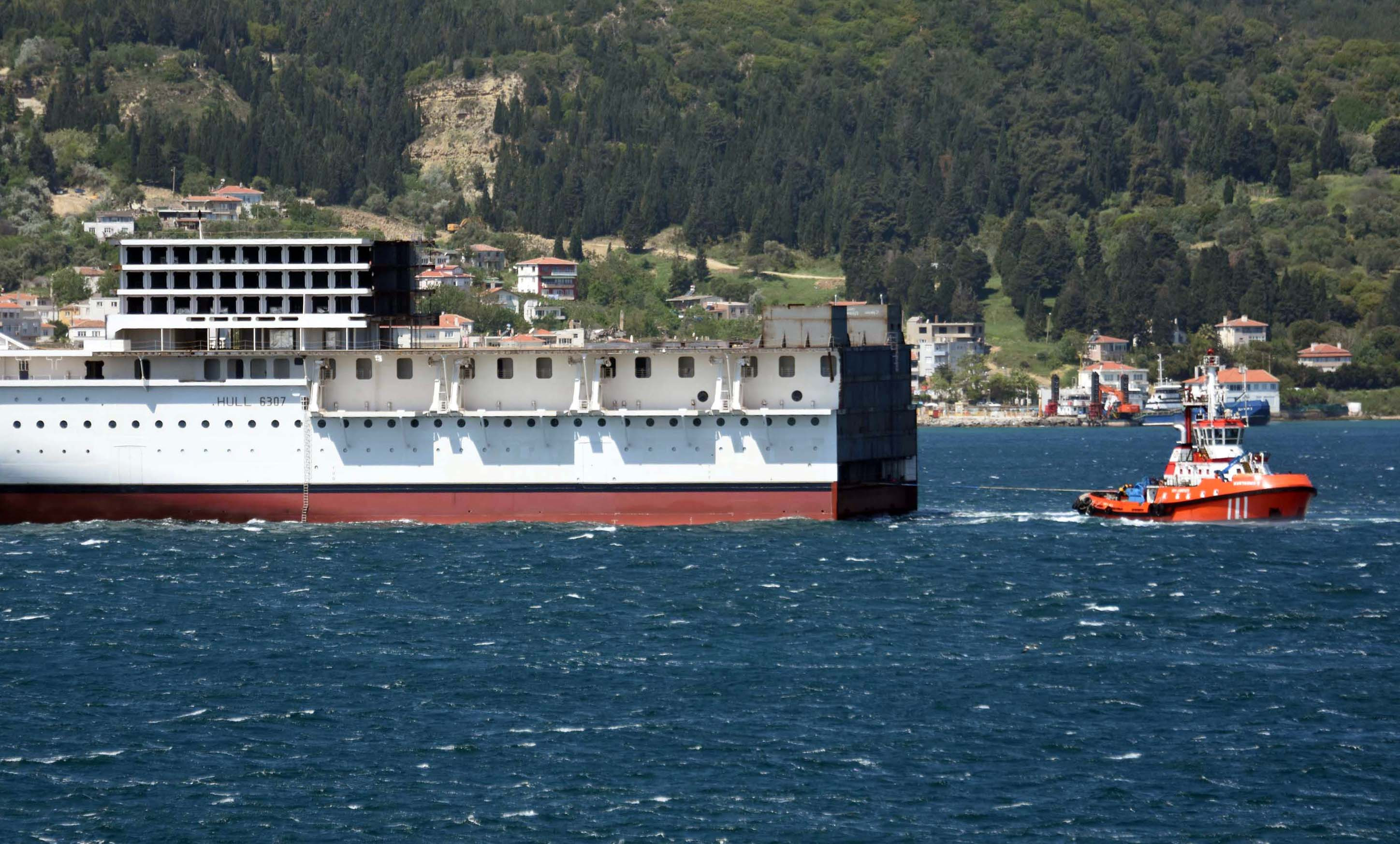 Dev yolcu gemisinin ön bölümü Çanakkale Boğazı’ndan geçti - Resim : 1