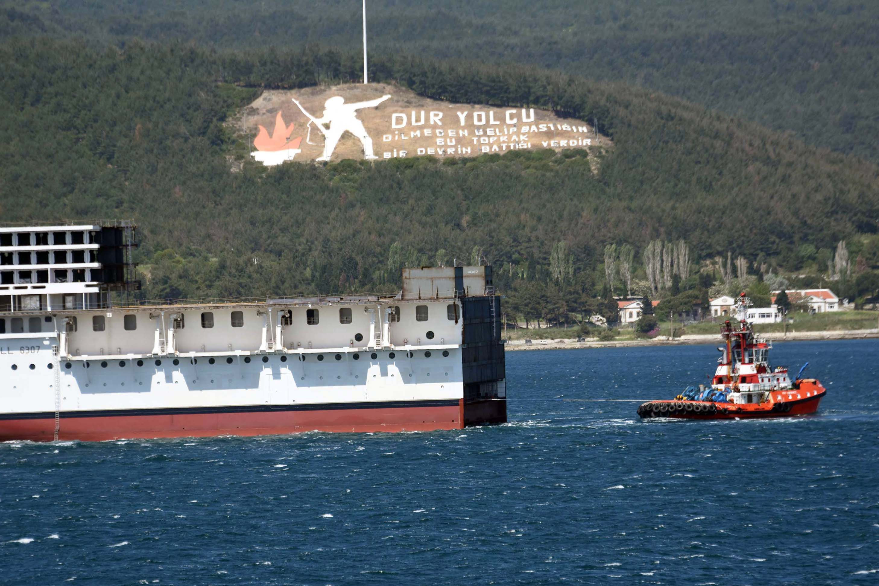 Dev yolcu gemisinin ön bölümü Çanakkale Boğazı’ndan geçti - Resim : 3