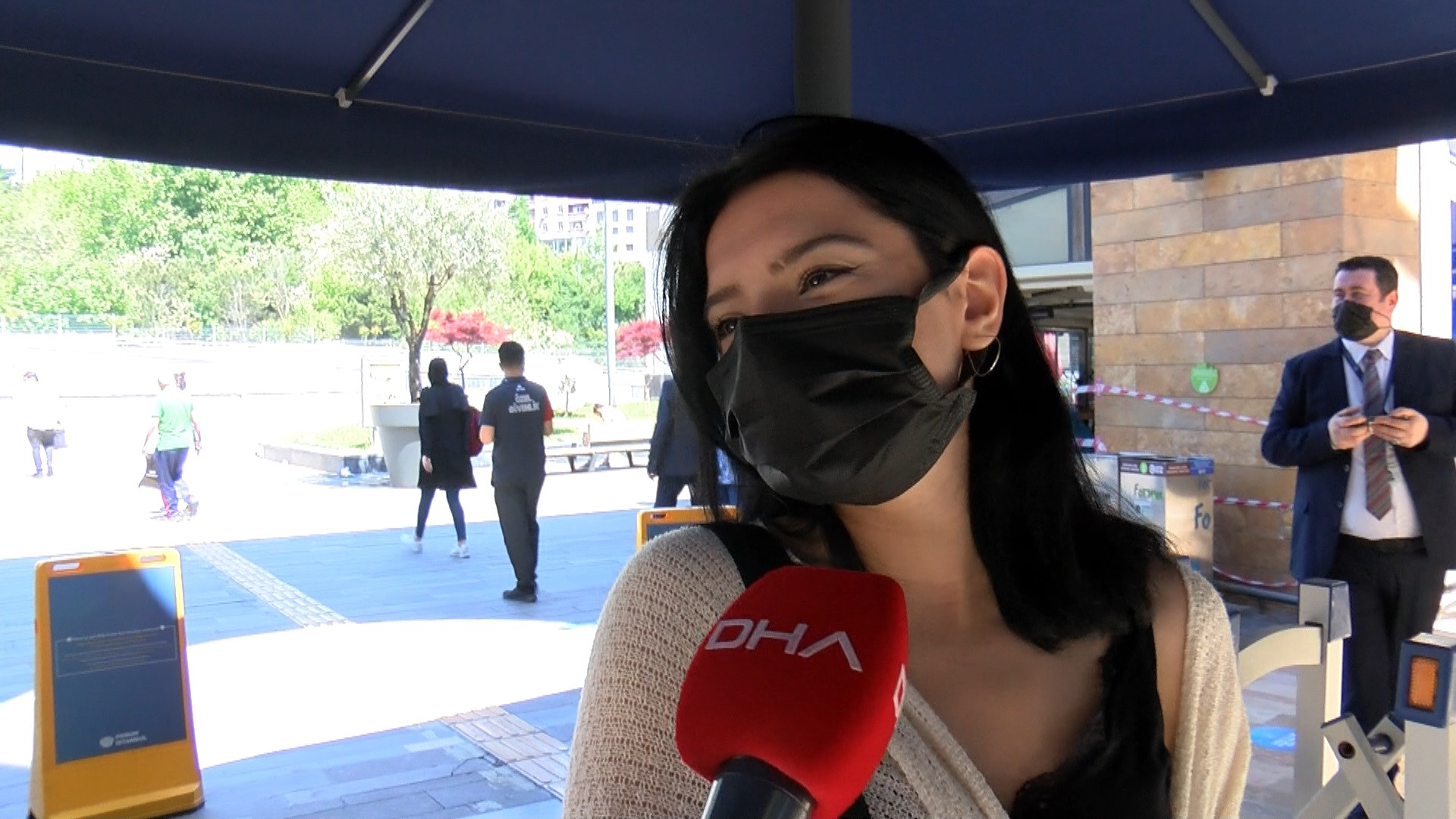 Tam kapanmadan sonra vatandaşlar AVM'ye akın etti. Tıklım tıklım doldurdular - Resim : 7