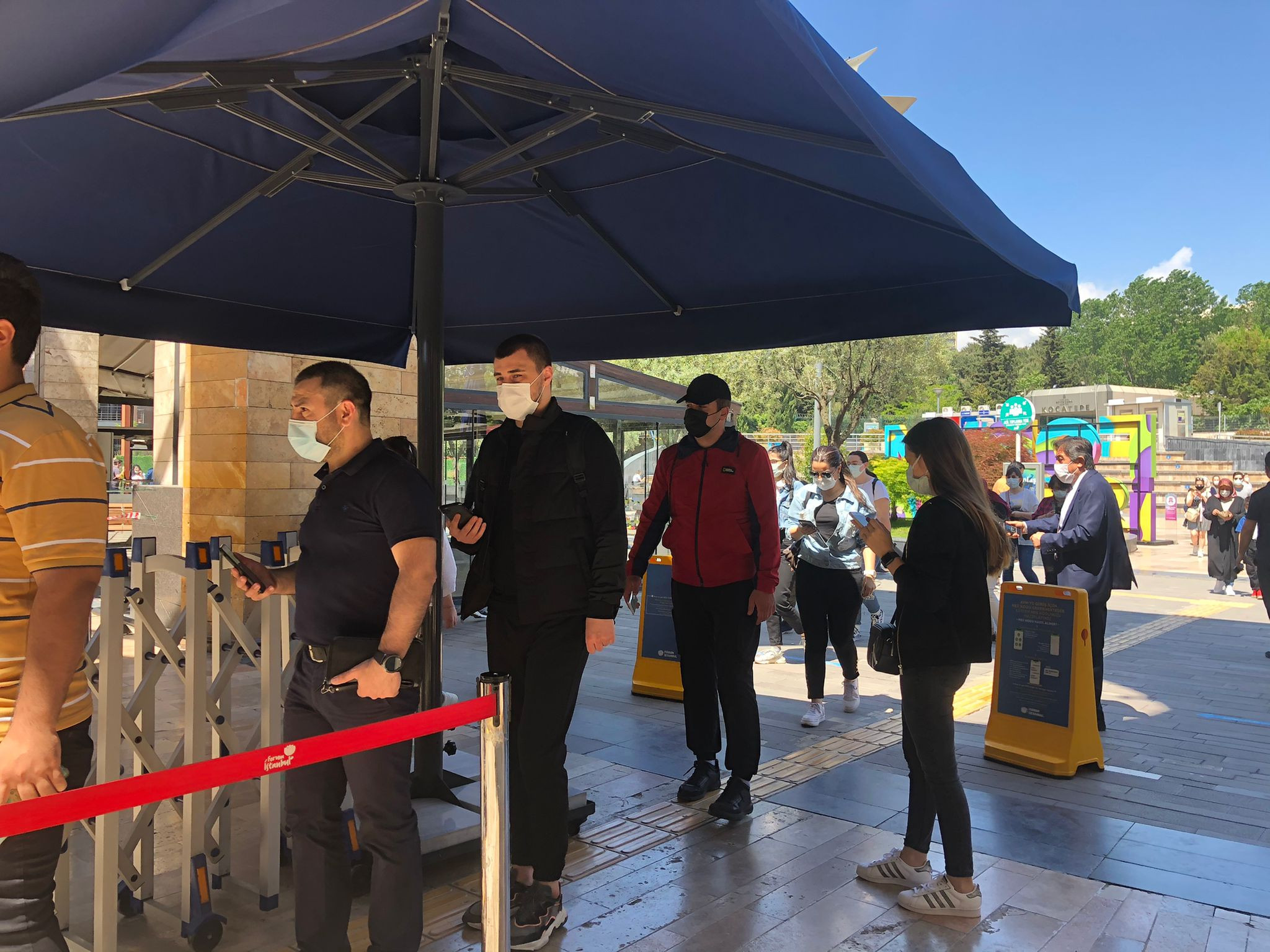 Tam kapanmadan sonra vatandaşlar AVM'ye akın etti. Tıklım tıklım doldurdular - Resim : 5