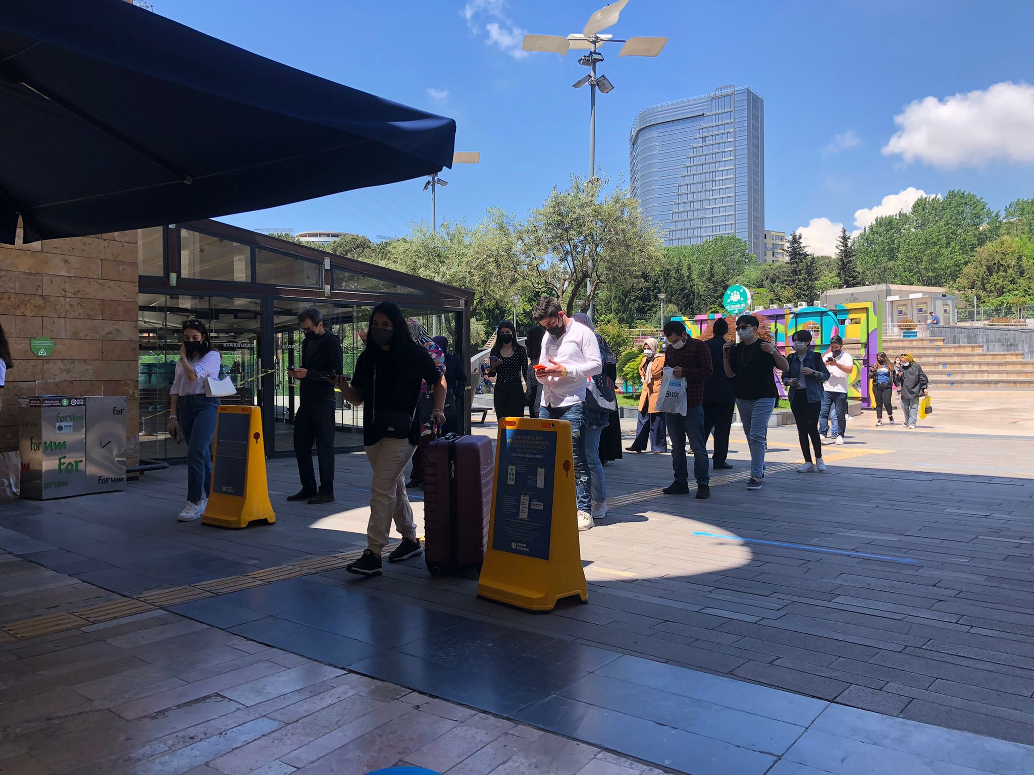 Tam kapanmadan sonra vatandaşlar AVM'ye akın etti. Tıklım tıklım doldurdular - Resim : 3