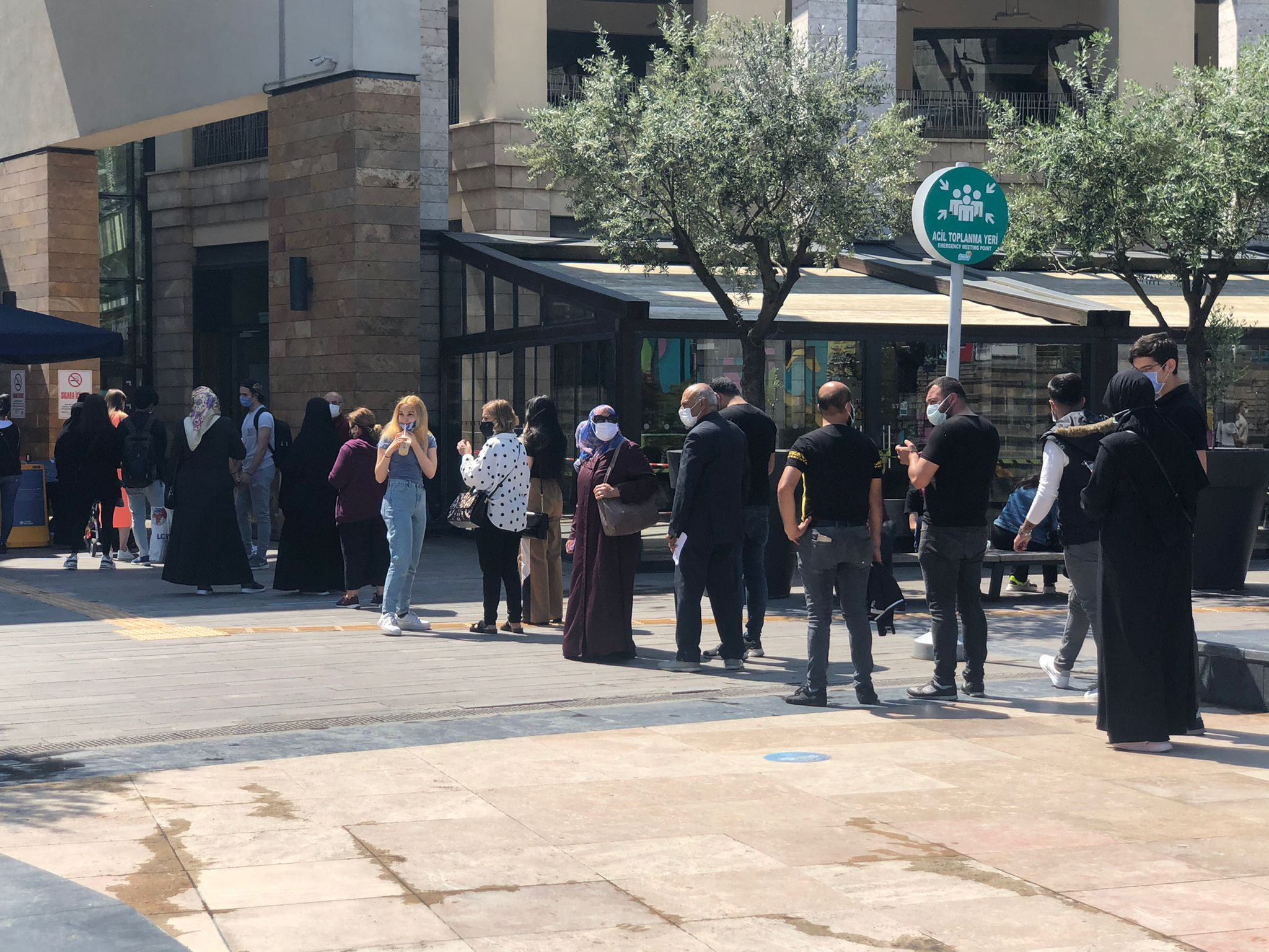 Tam kapanmadan sonra vatandaşlar AVM'ye akın etti. Tıklım tıklım doldurdular - Resim : 1