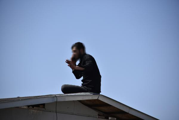 Acemi intiharcıyı polis yakaladı - Resim : 4