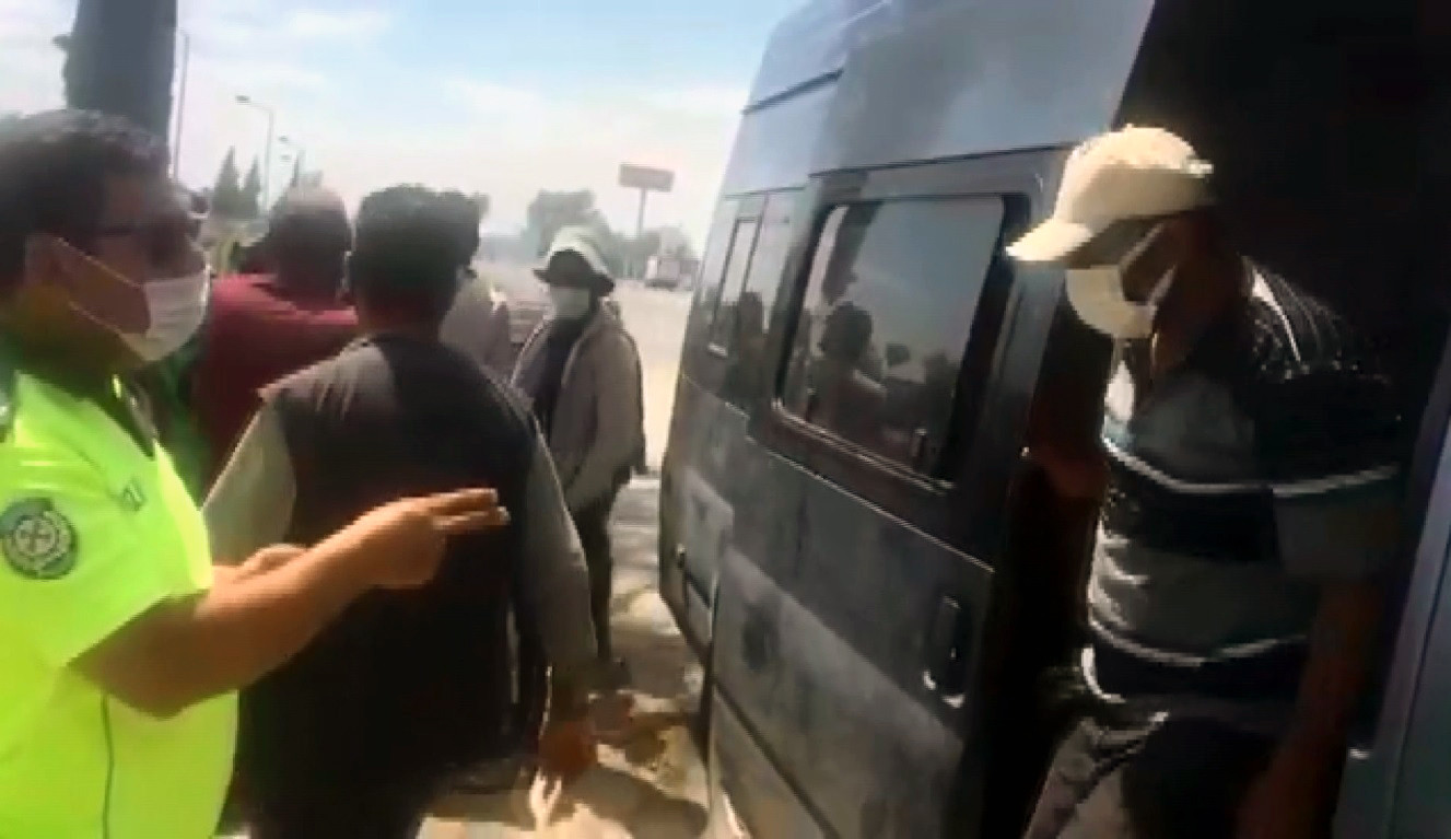 Adana’da 12 kişilik yolcu otobüsünden 27 tarım işçisi çıktı. Onlar ister miydi minibüse böyle binmeyi - Resim : 1