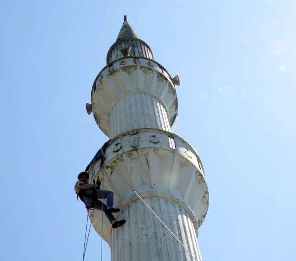 Minareyi boyamak için dağcılık eğitimi aldı - Resim : 7