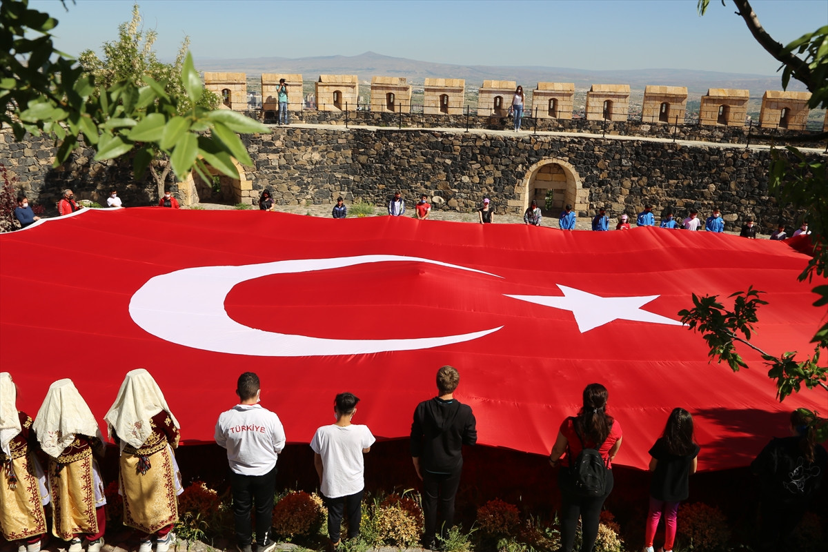 102 gençten tarihi kalede dev Türk bayrağı - Resim : 8