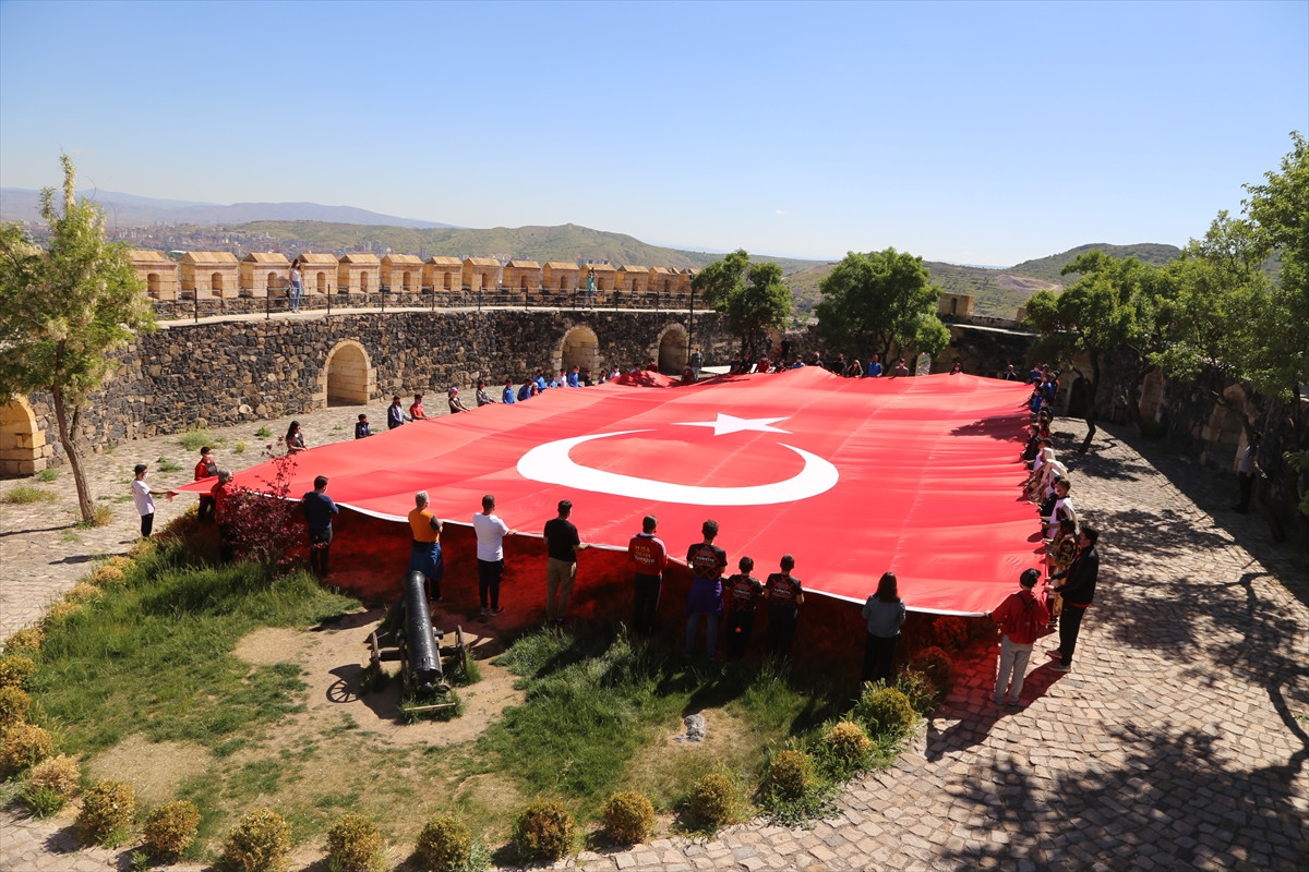 102 gençten tarihi kalede dev Türk bayrağı - Resim : 7