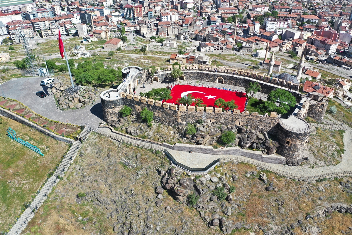 102 gençten tarihi kalede dev Türk bayrağı - Resim : 3