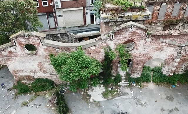 İstanbul'un göbeğindeki tarihi yapıyı talan ettiler. Balyozla duvarları kırıldı. Üç kuruş için demirleri söküldü - Resim : 1