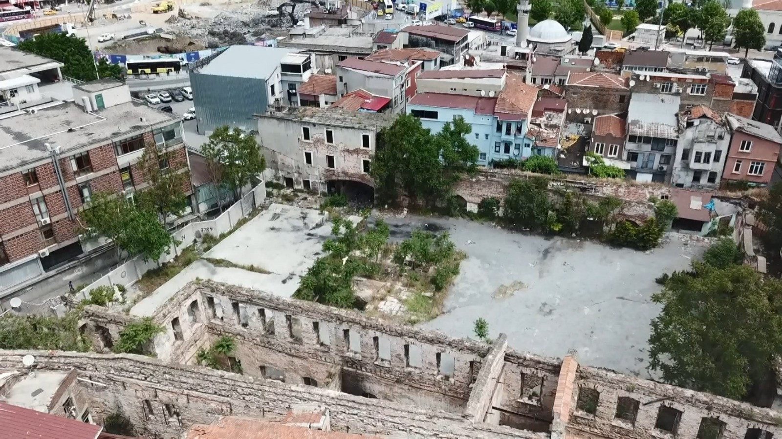 İstanbul'un göbeğindeki tarihi yapıyı talan ettiler. Balyozla duvarları kırıldı. Üç kuruş için demirleri söküldü - Resim : 3