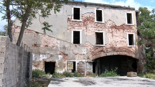İstanbul'un göbeğindeki tarihi yapıyı talan ettiler. Balyozla duvarları kırıldı. Üç kuruş için demirleri söküldü - Resim : 5