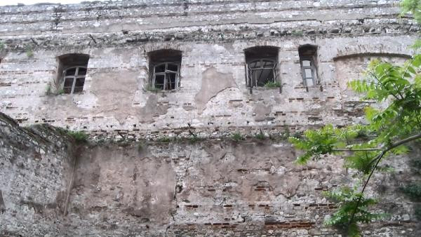 İstanbul'un göbeğindeki tarihi yapıyı talan ettiler. Balyozla duvarları kırıldı. Üç kuruş için demirleri söküldü - Resim : 7