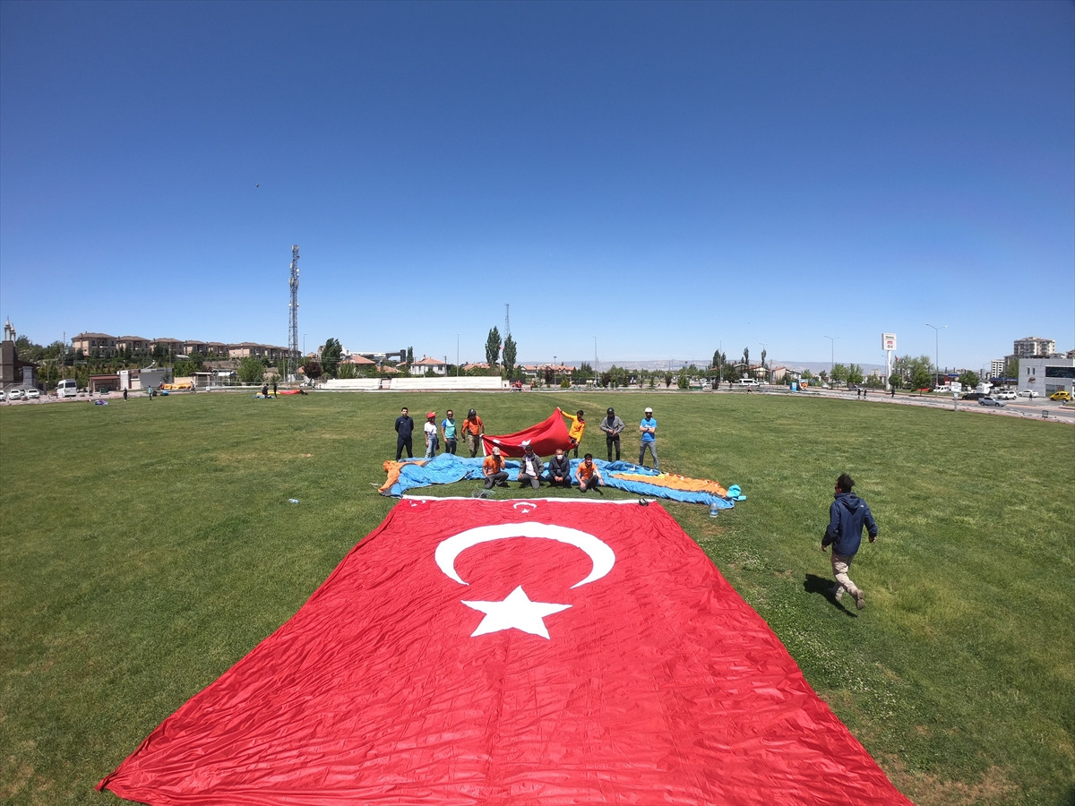 Paraşütçüler 19 Mayıs’ı böyle kutladı - Resim : 1