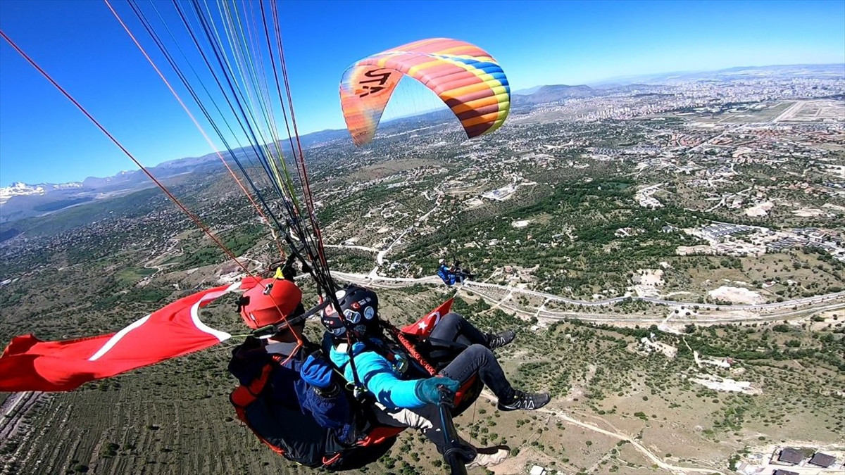 Paraşütçüler 19 Mayıs’ı böyle kutladı - Resim : 2