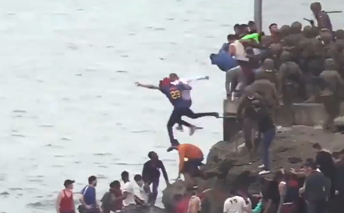 Bir insanlık suçu da İspanya'da yaşandı. İspanyol polisi mültecileri denize attı - Resim : 1