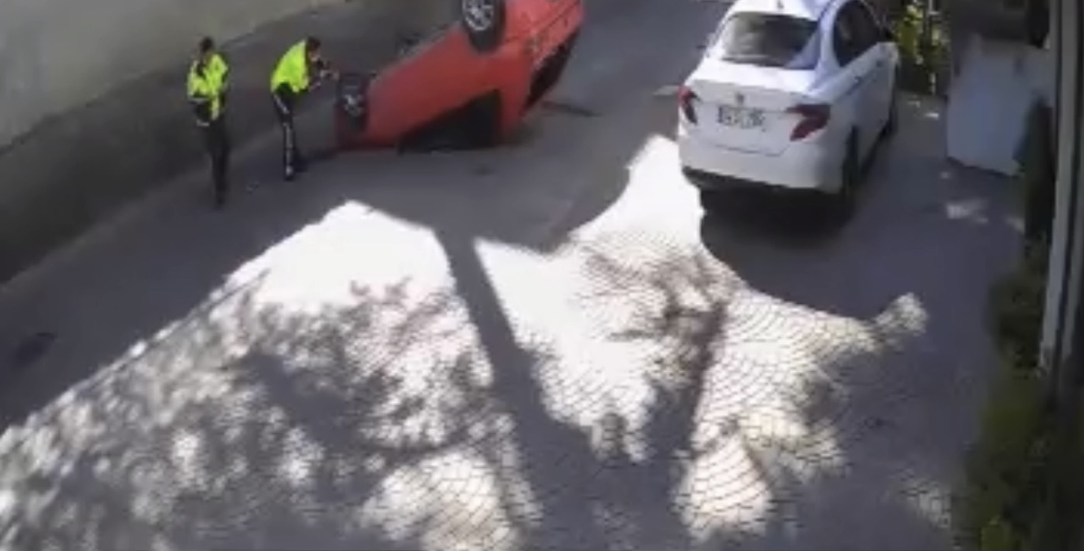 Ters dönen araçtan böyle çıktı - Resim : 3