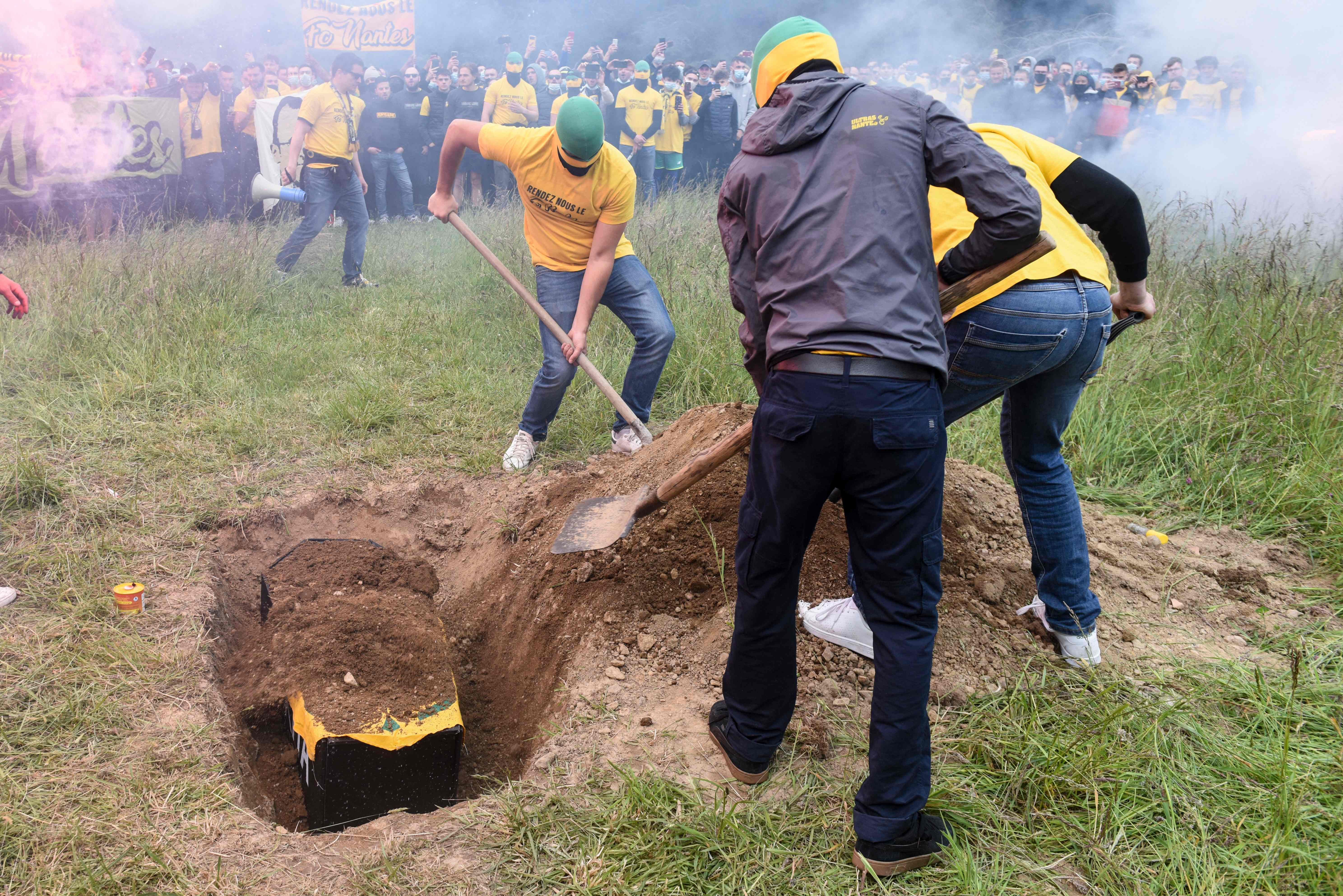 Küme düşen takımın taraftarları, başkan için cenaze töreni düzenledi - Resim : 4