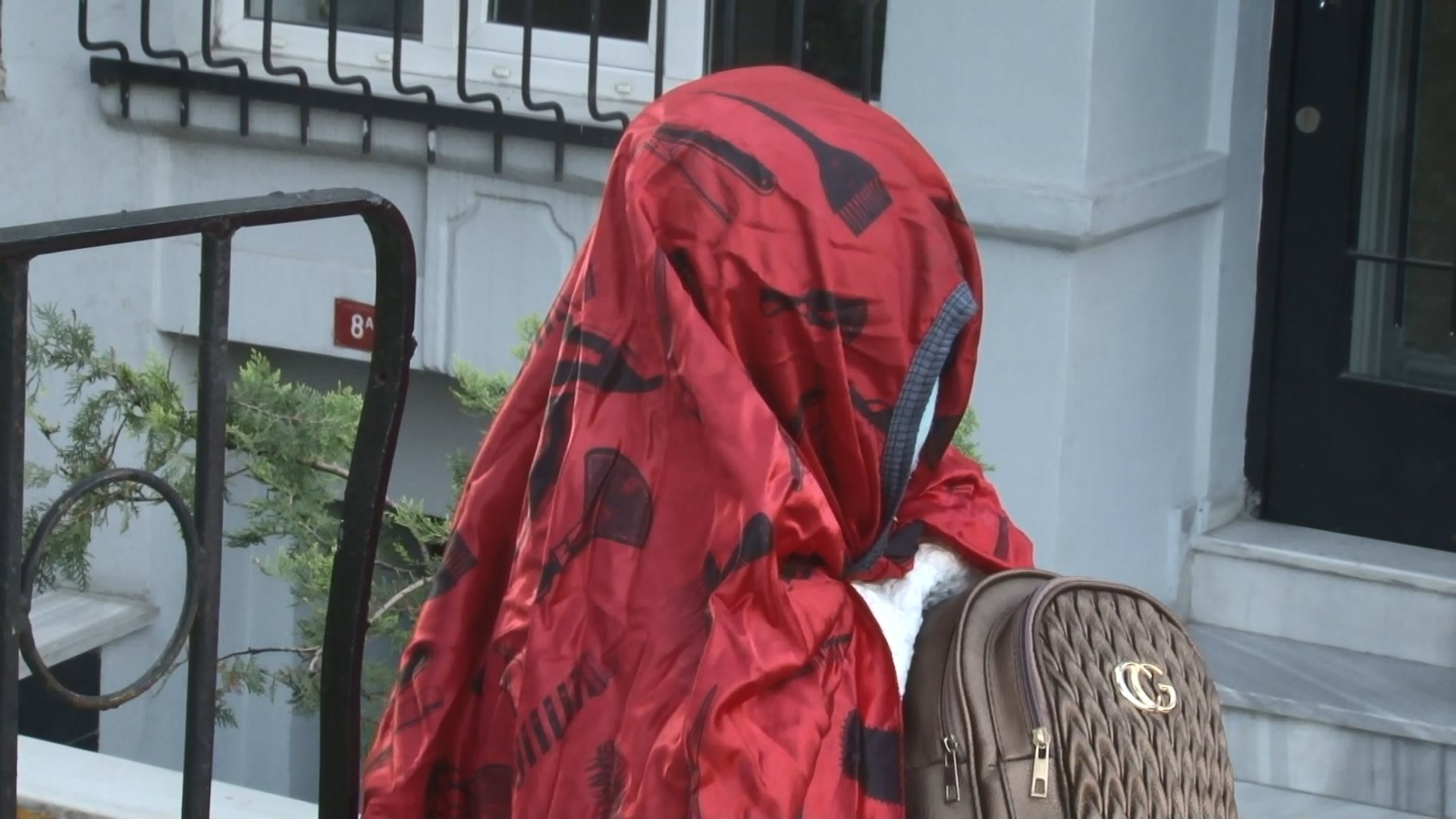 Beyoğlu'ndaki gizemli kadın 5 gündür aynı yerde oturuyor - Resim : 5