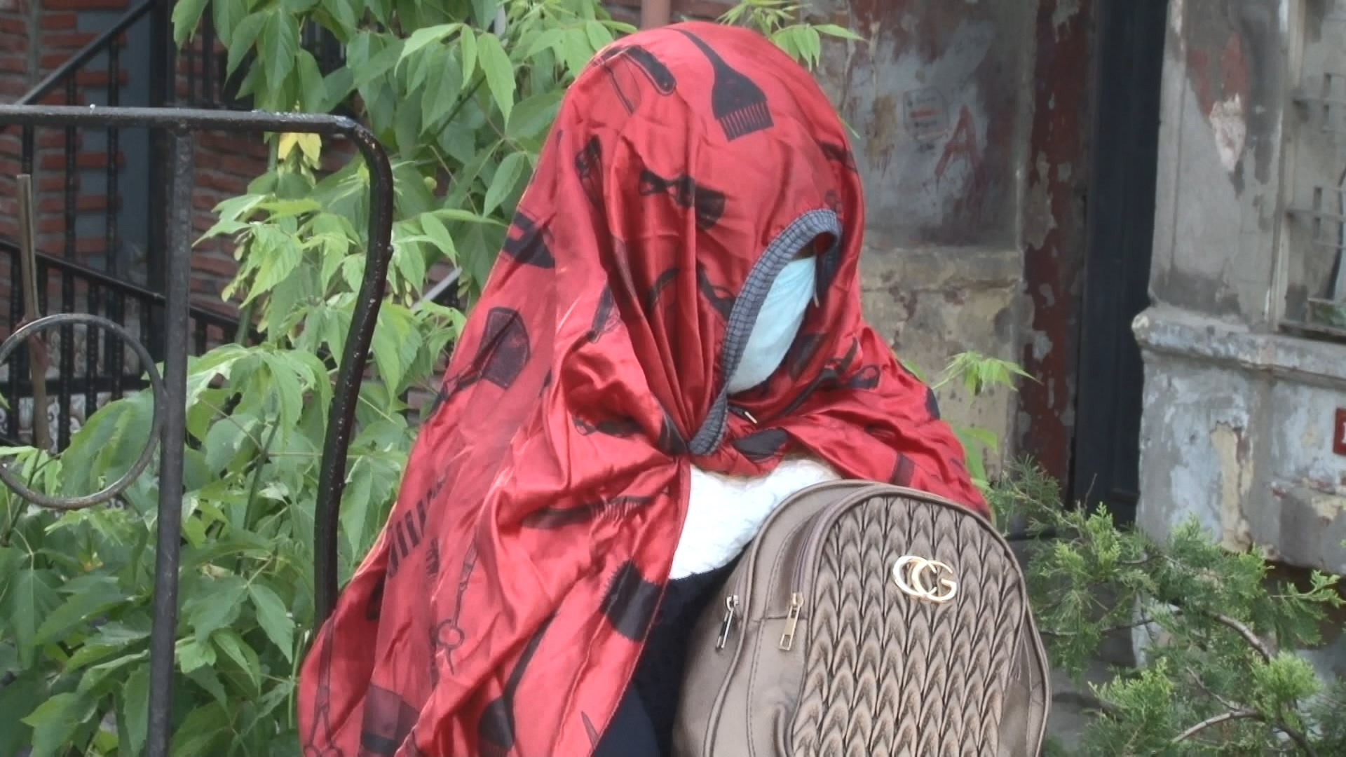 Beyoğlu'ndaki gizemli kadın 5 gündür aynı yerde oturuyor - Resim : 4