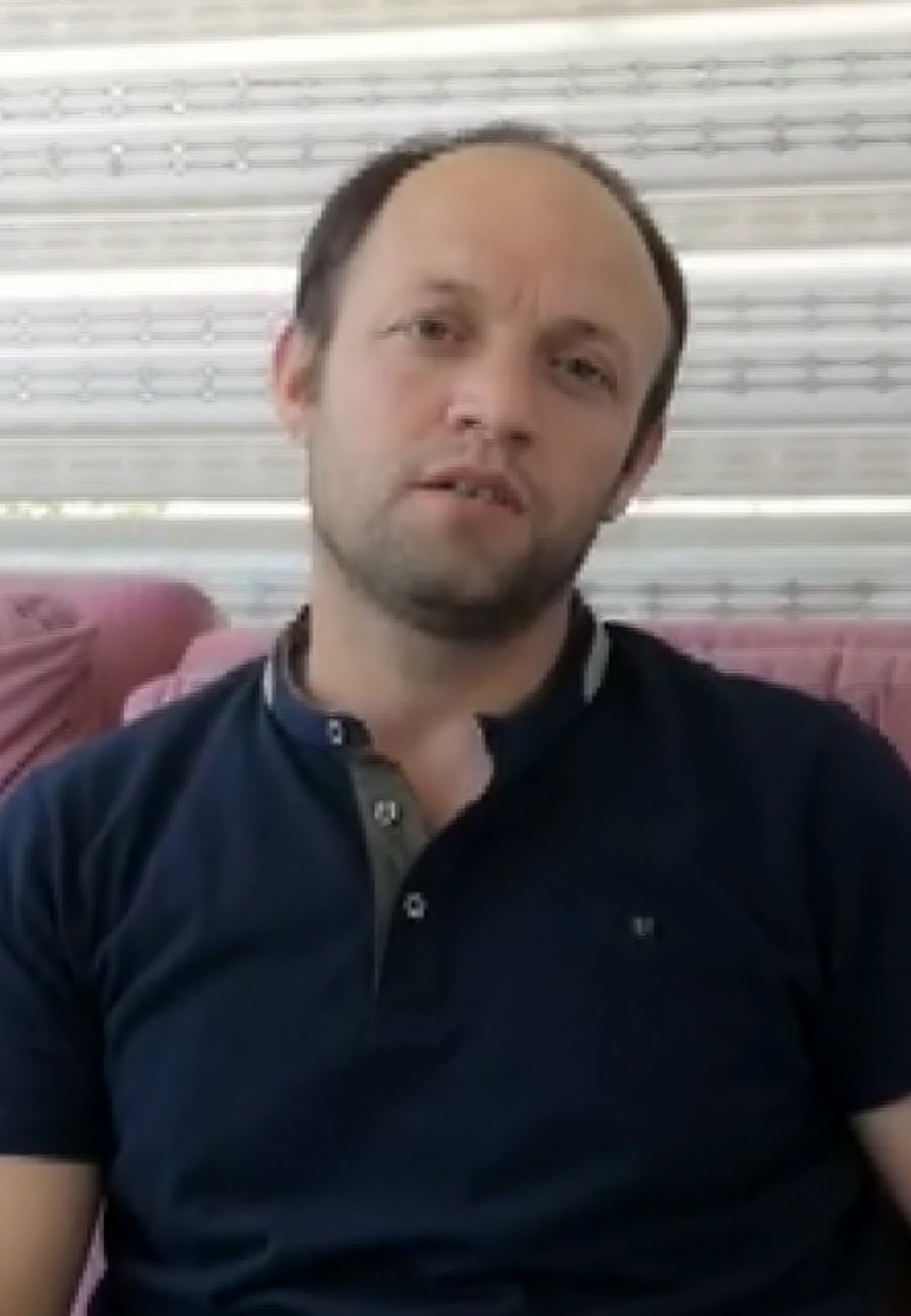 Kargalar denizde yüzen adama saldırdı - Resim : 7