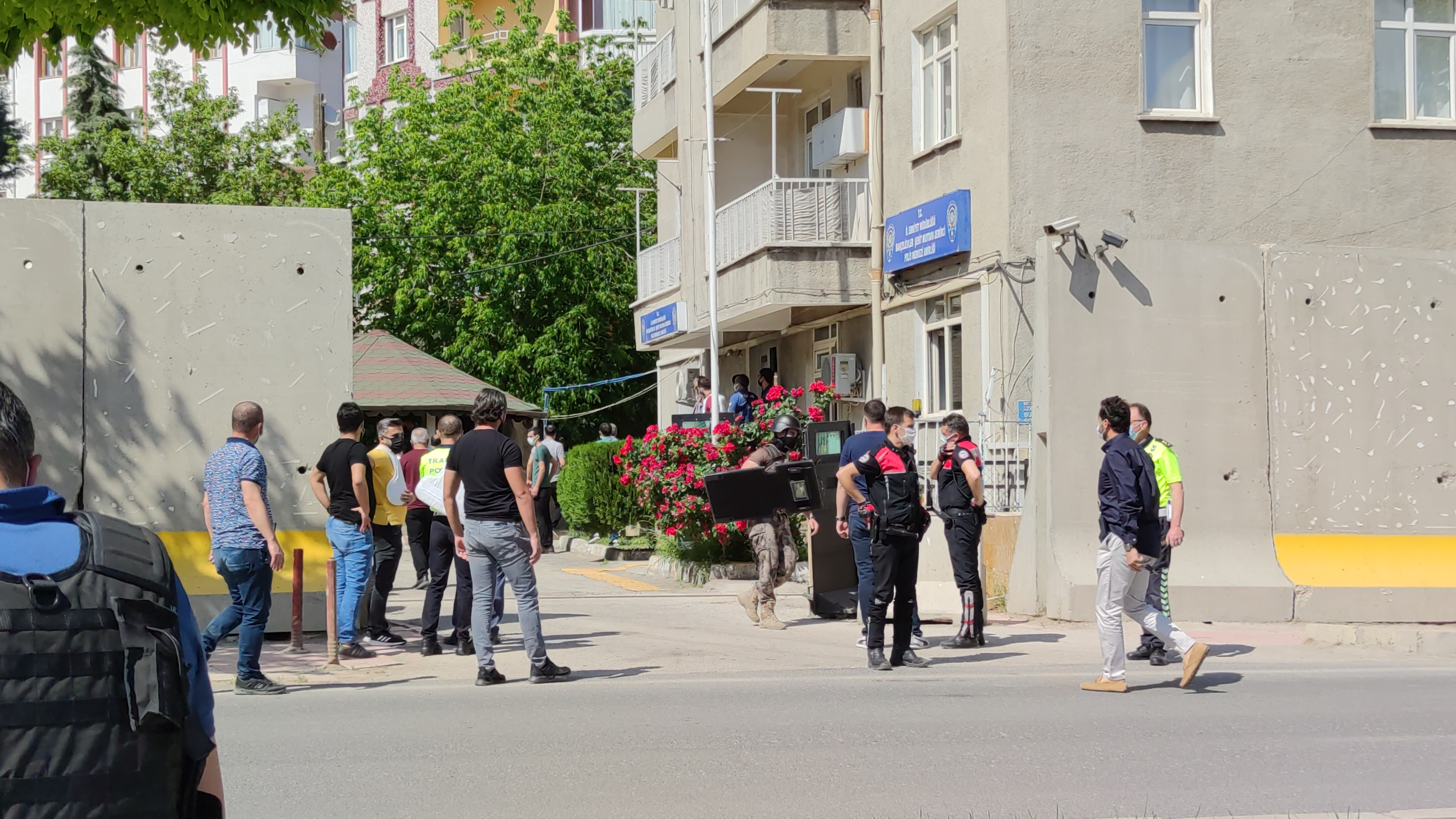 Karakol bahçesinde pompalıyla havaya rastgele ateş açtı - Resim : 3