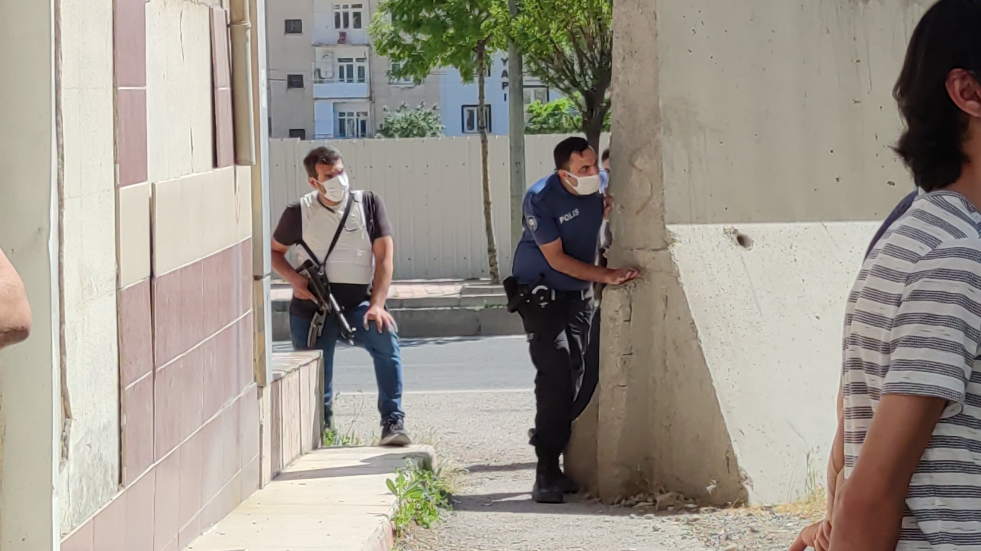 Karakol bahçesinde pompalıyla havaya rastgele ateş açtı - Resim : 2