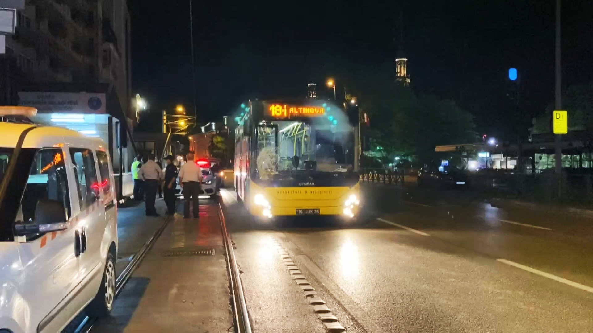 5 metre yürümemek için otobüsün altında kaldı - Resim : 8