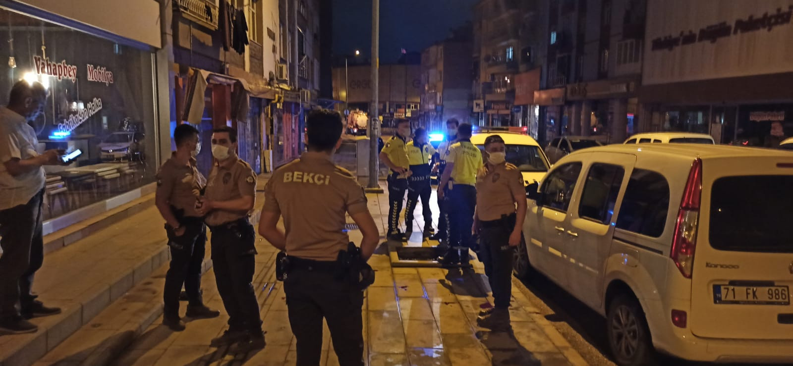 Silahlı saldırı şüphelisi 1'i kadın 2 kişi uyuşturucu hap ile yakalandı - Resim : 2