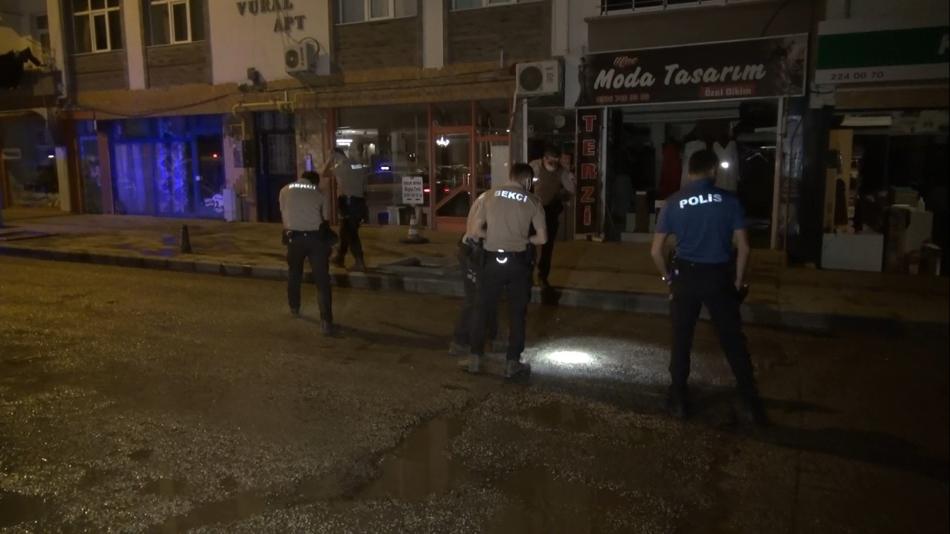 Silahlı saldırı şüphelisi 1'i kadın 2 kişi uyuşturucu hap ile yakalandı - Resim : 4