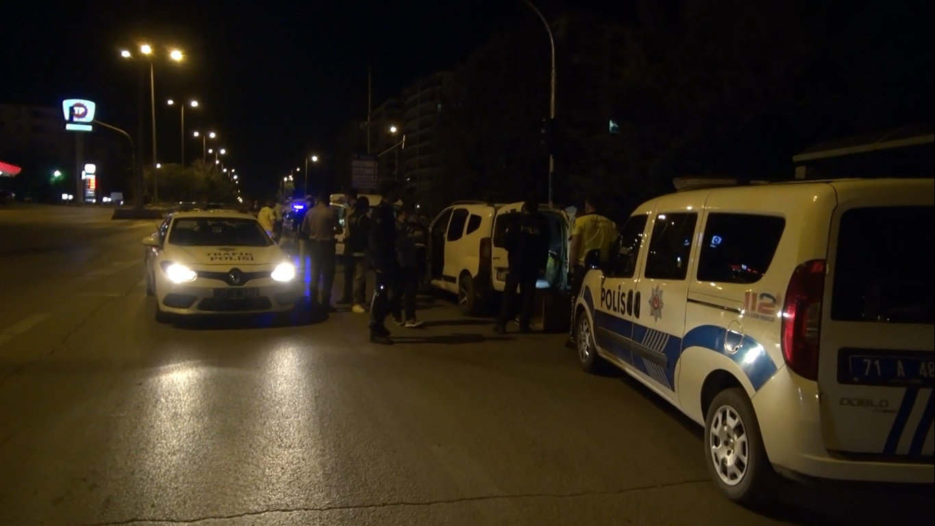 Silahlı saldırı şüphelisi 1'i kadın 2 kişi uyuşturucu hap ile yakalandı - Resim : 6