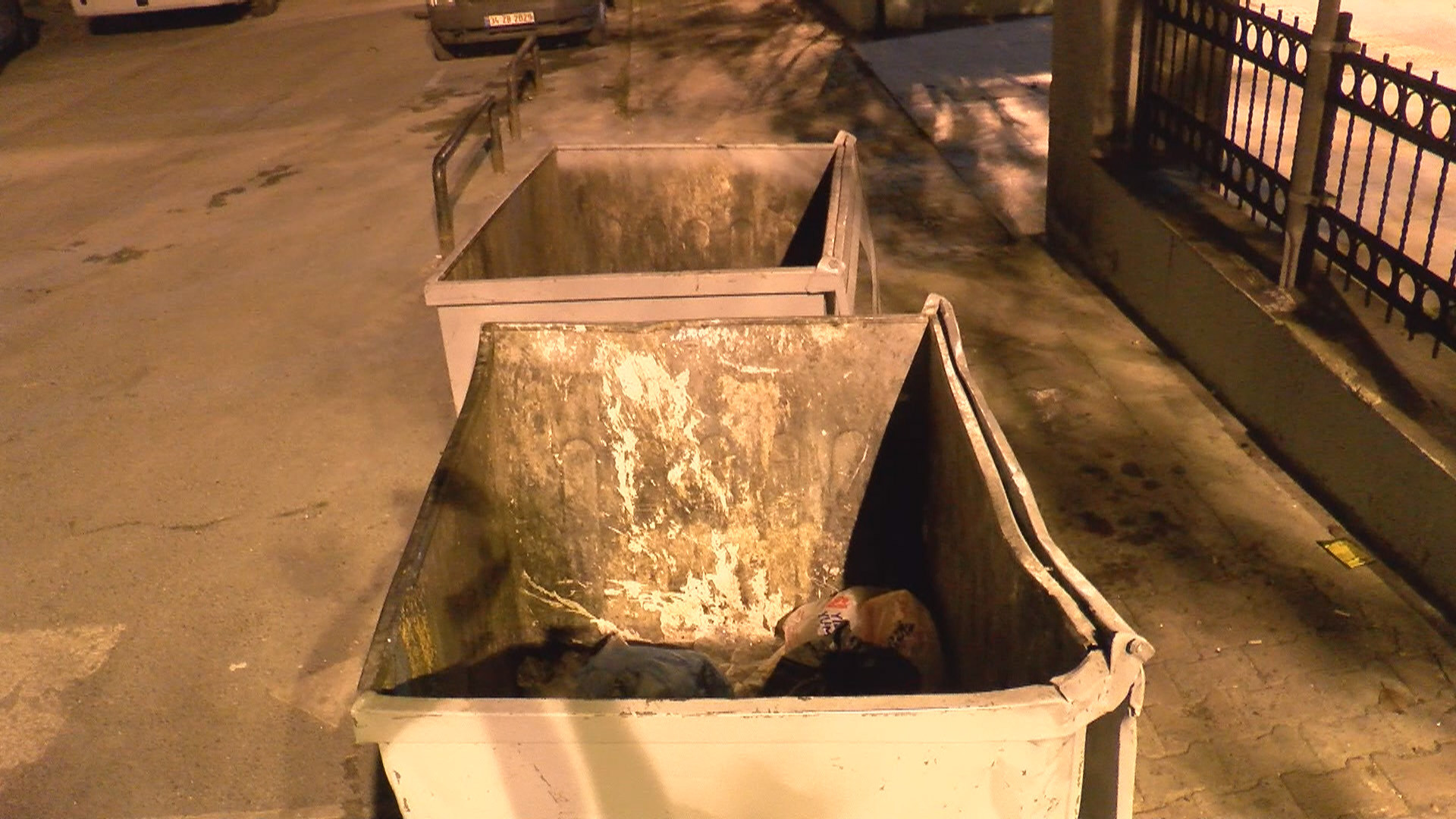 Vicdansız kadın doğurduğu bebeğini 3 saat sonra çöpe attı - Resim : 1