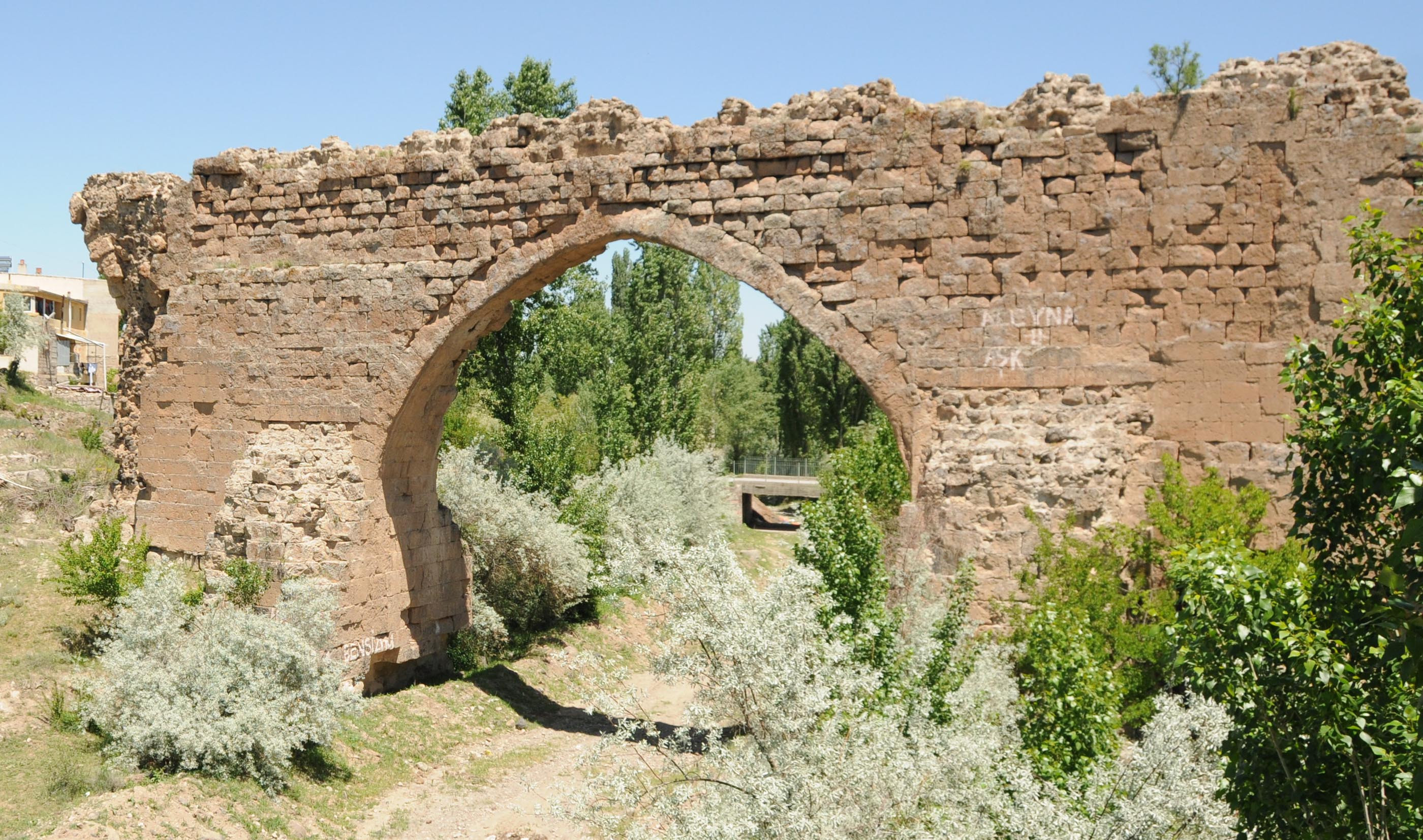 Roma köprüsü yok olma tehlikesi yaşıyor - Resim : 2