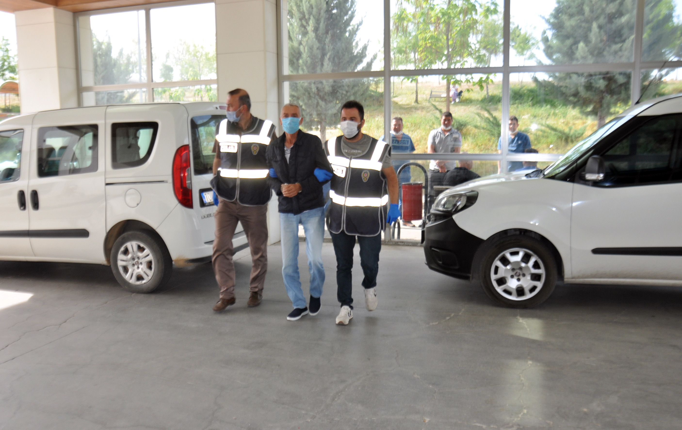 Sahte polisi gerçek polisler yakaladı - Resim : 3