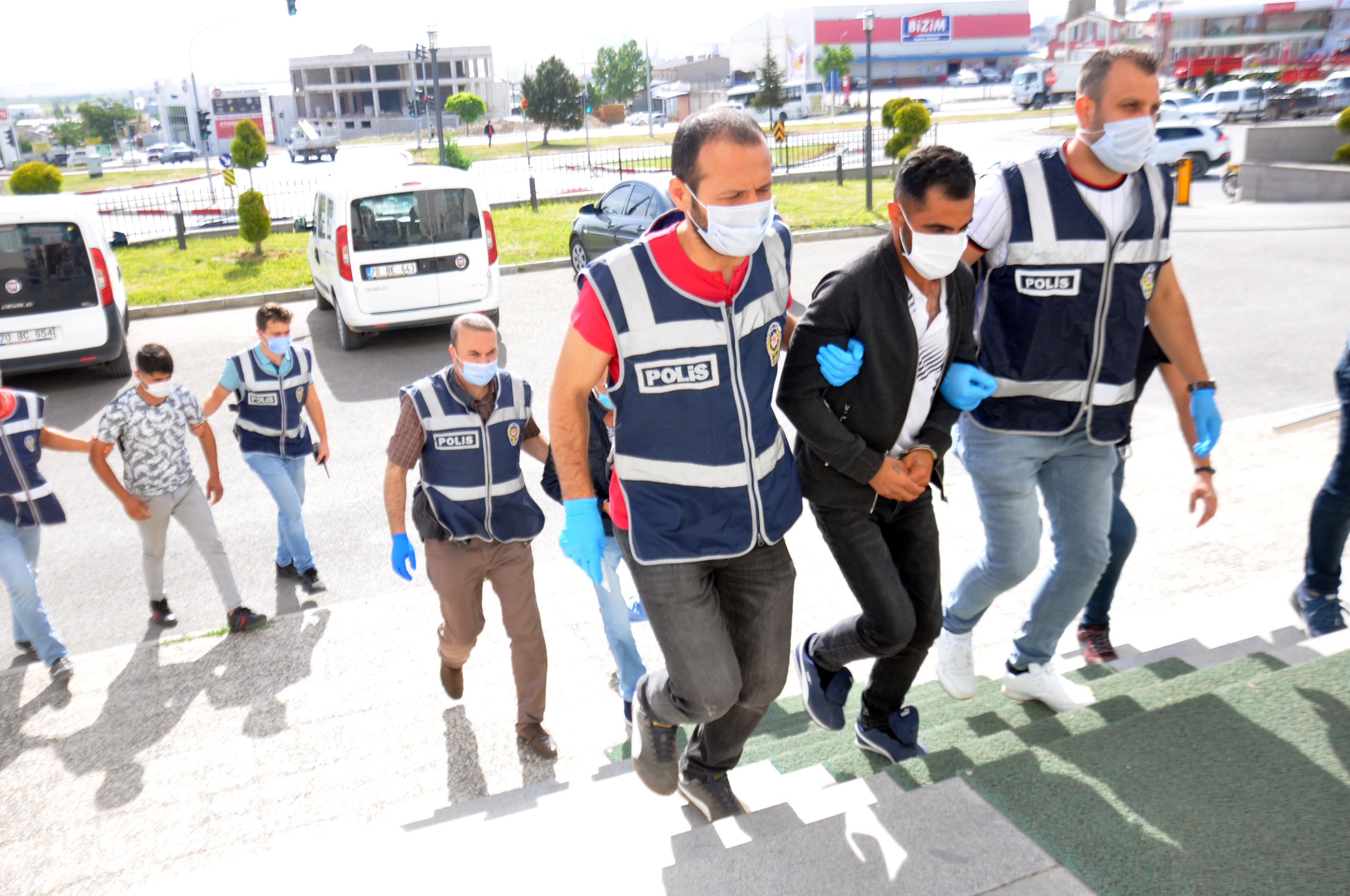 Sahte polisi gerçek polisler yakaladı - Resim : 4