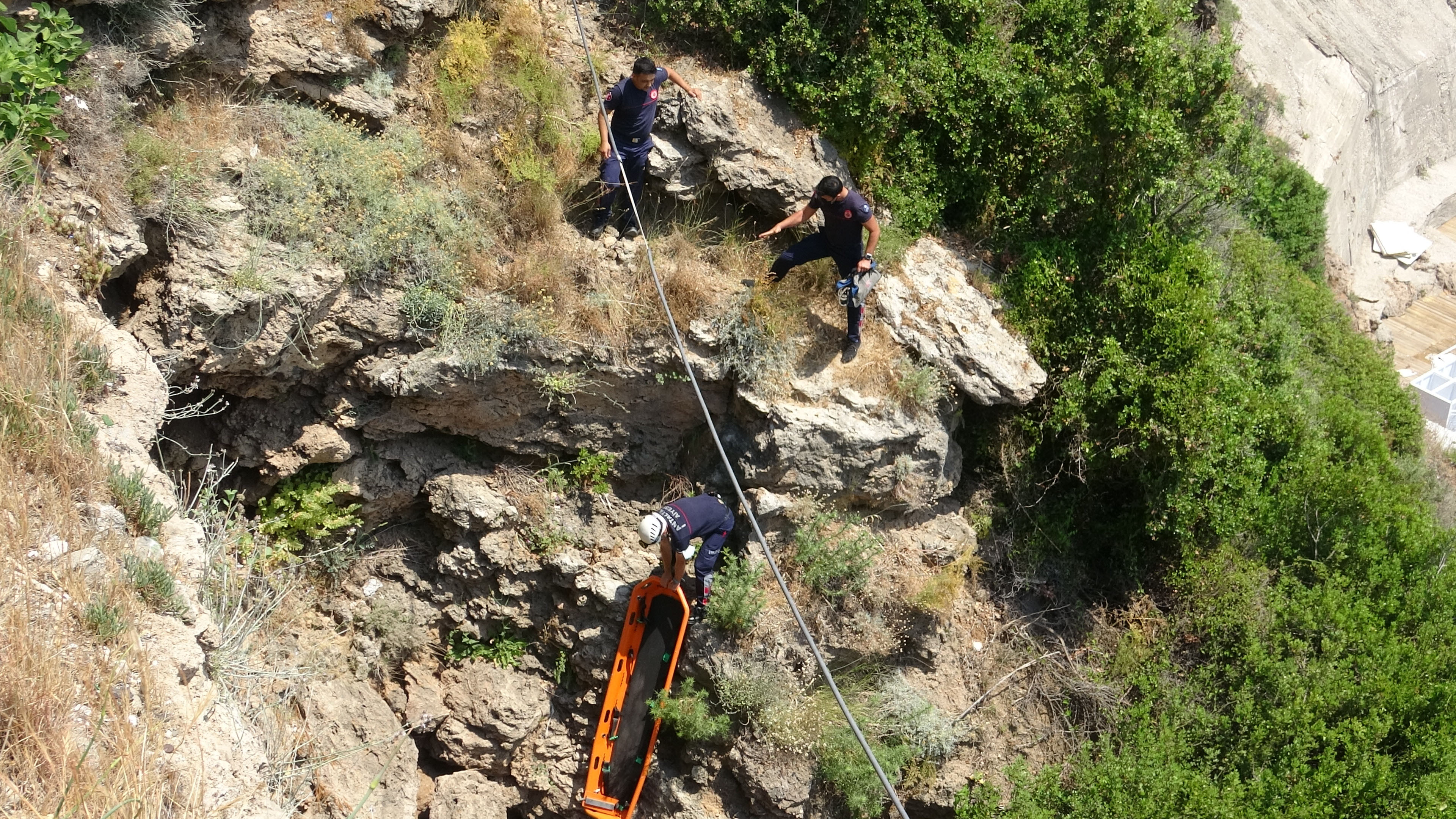 Falezlerde erkek cesedi bulundu - Resim : 1