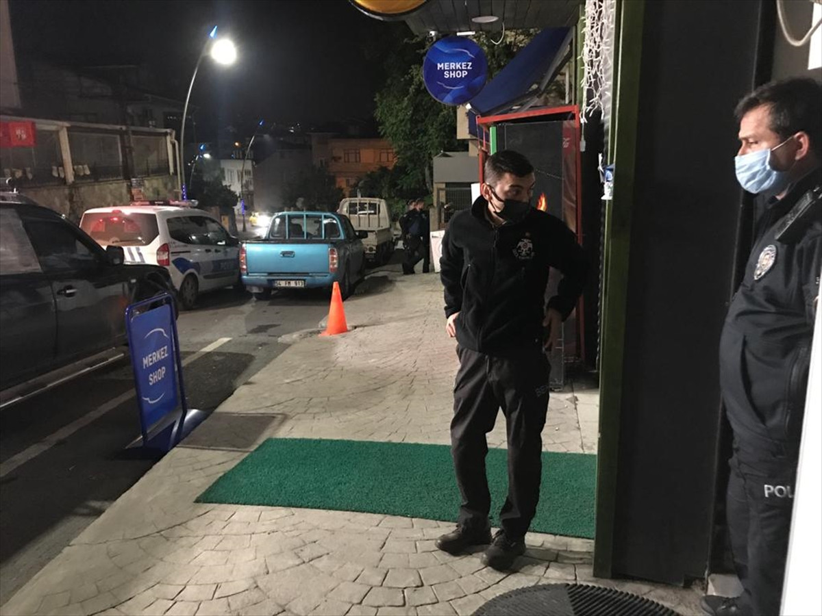 Polisi görünce kendilerini büfeye kilitlediler - Resim : 1