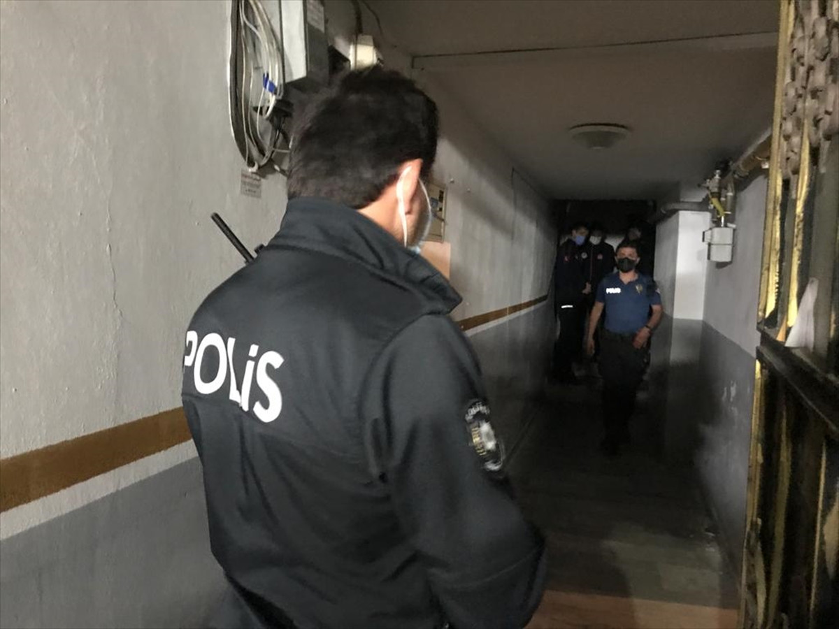 Polisi görünce kendilerini büfeye kilitlediler - Resim : 2