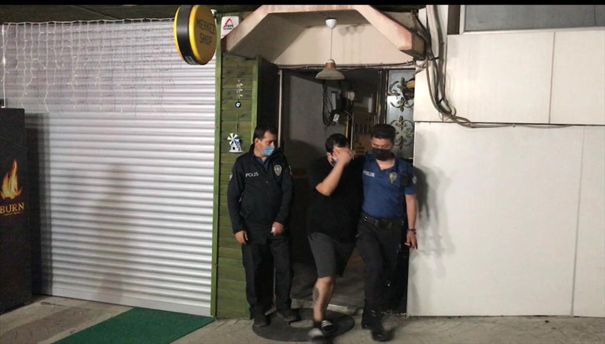 Polisi görünce kendilerini büfeye kilitlediler - Resim : 3