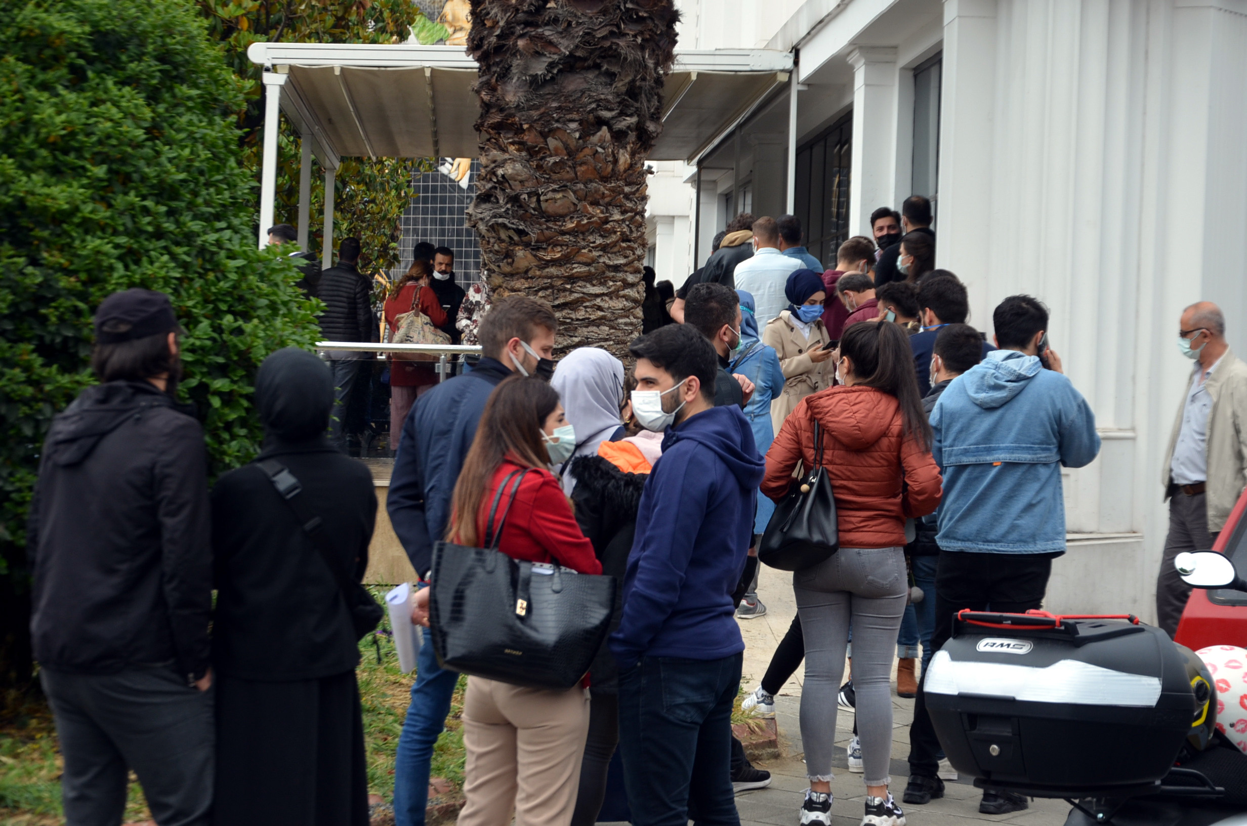 Evlenmek için akın ettiler. İzin çıktı uzun kuyruklar oluştu - Resim : 1