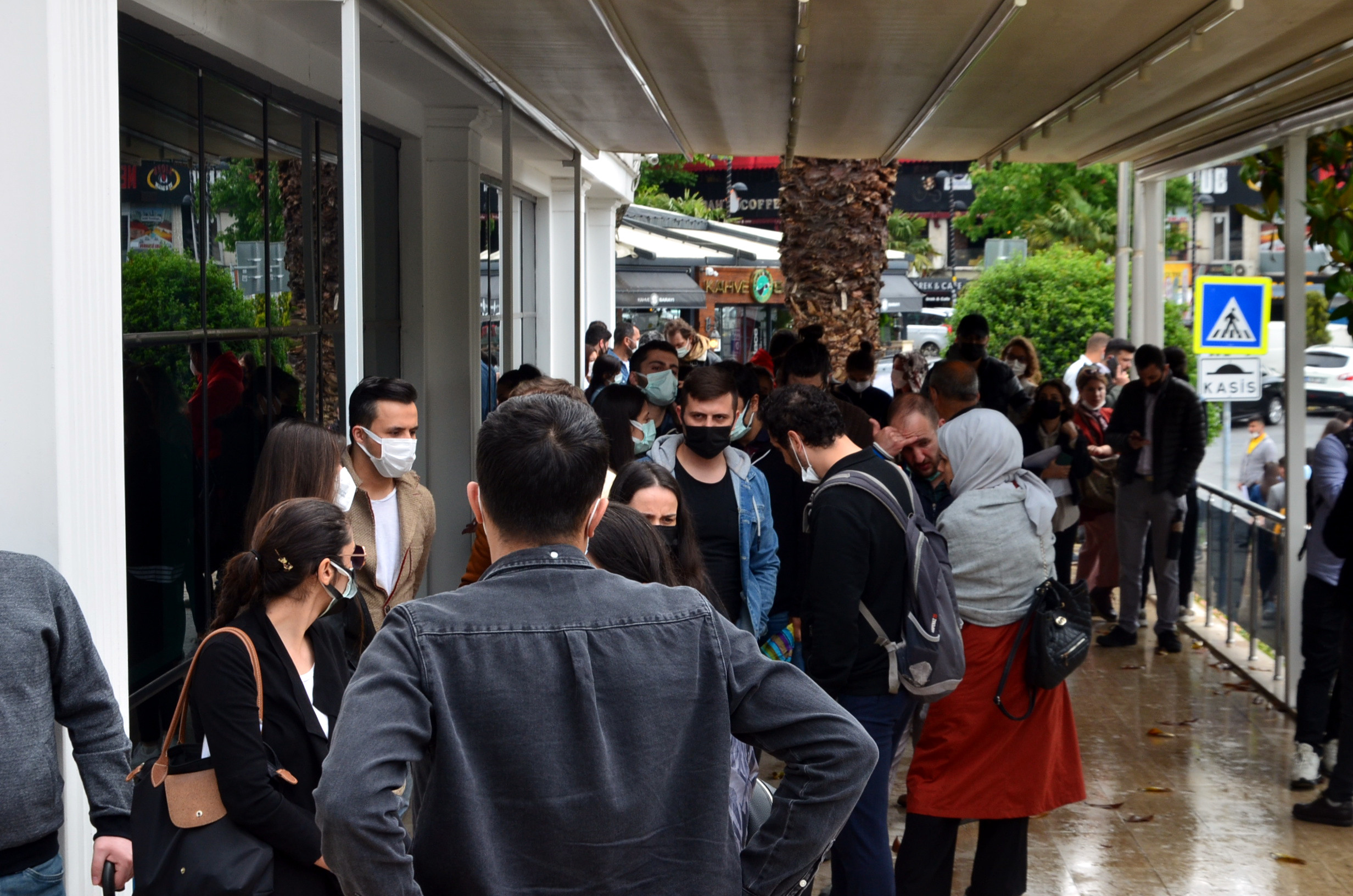 Evlenmek için akın ettiler. İzin çıktı uzun kuyruklar oluştu - Resim : 2