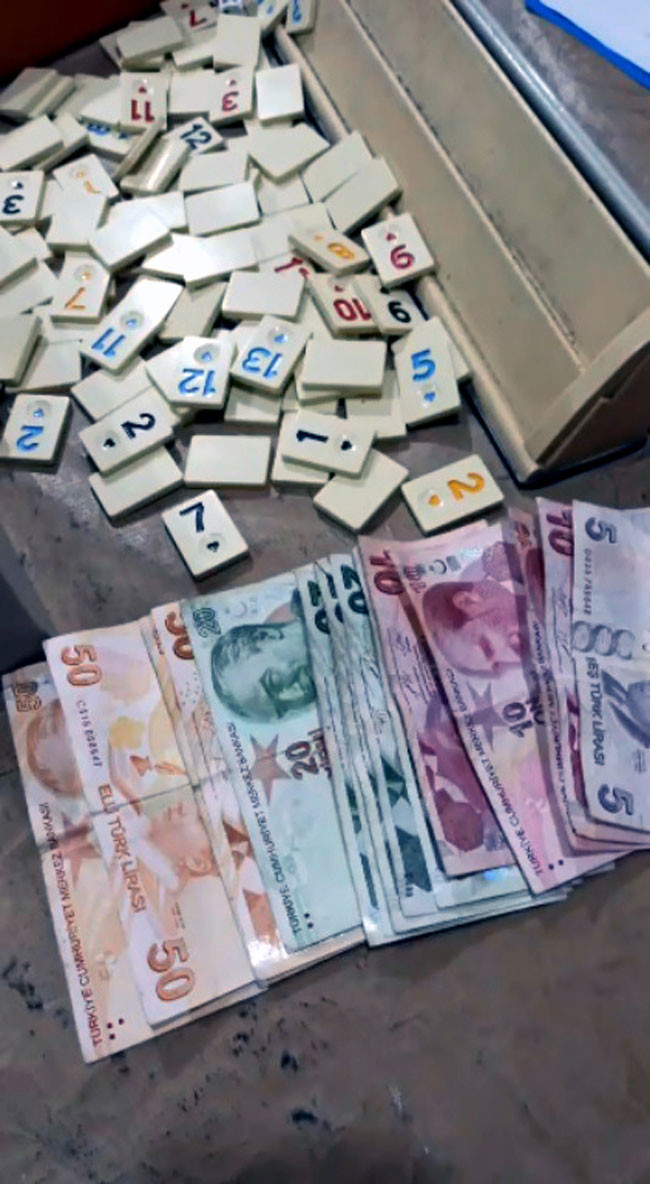 Kumarhaneye çevrilen evde, polisi gören şüphelilerin şaşkınlığı yüzüne yansıdı - Resim : 2