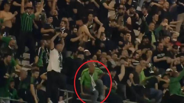 Gol sevinci tribünden atlattı - Resim : 2