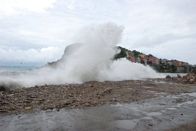 Amasra'da rüzgar denizde dev dalgalar oluşturdu - Resim : 1